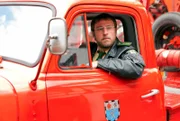 Unter Verdacht: Dietmar Schäffer (Bjarne Mädel) leiht sich das Feuerwehrauto mit der langen Leiter aus.