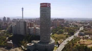 Bildunterschrift: Mitte der 90er-Jahre war Ponte City in Johannesburg, Südafrika der höchste Großstadt-Slum der Welt. Nicht einmal die Polizei traute sich, den Gebäudekomplex zu betreten.