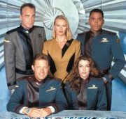 Das Team der Raumstation Babylon 5: v.l.n.r.: Captain John Sheridan (Bruce Boxleitner,l.u.), Michael Garibaldi (Jerry Doyle,l.o.), Talia Winters (Andrea Thompson,m.), Dr. Stephen Franklin (Richard Biggs,r.) und Commander Susan Ivanova (Claudia Christian,r.u.).