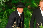 L-R: Detective William Murdoch (Yannick Bisson), Inspector Thomas Brackenreid (Thomas Craig)
