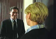 Sebastian besucht Julia in der neuen Wohnung (v.li.: Fritz Karl, Christiane Hörbiger).