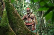 Mambongo, Stammeshäuptling und Schamane, sieht sich zusehends in der Rolle eines Hüters des Waldes.