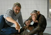 Prof. Baumgart (Gunter Schoß) versucht dem in menschlicher Obhut aufgewachsenen Schimpansen Ringo tierisches Verhalten beizubringen, um ihn im Zoo in ein Rudel integrieren zu können.