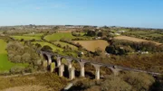 Das alte Carnon-Viadukt im südenglischen Cornwall gehört zu den Meisterwerken des legendären britischen Ingenieurs Isambard Kingdom Brunel. In ihrer Zeit galt die Eisenbahnbücke mit ihrer ungewöhnlichen Holzkonstruktion als zukunftsweisend.