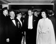 John Fitzgerald Kennedy (m), Jacqueline Kennedy (r)