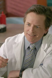 Wie der Rest der Belegschaft auch - interessiert sich Dr. Casey (Michael J. Fox) nur noch für die geheime Dach-Toilette ...