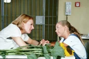 Endlich darf Lilli (Anna Herrmann, re.) ihre Mama (Bettina Kramer) wieder im Gefängnis besuchen. Doch Lilli leidet sehr darunter, dass ihr Bruder kein Kontakt zur Mutter haben will.