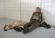 Tierpfleger Helmut Kowollik (Klaus Manchen) nimmt Abschied von dem sterbenden Wolf Lobo.