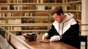 Konditormeister Aurèle Uter sucht in der Lübecker Stadtbibliothek in jahrhundertealten Rezepten nach Inspirationen für seine Stollenkreation.