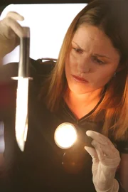 Die Suche hat sich gelohnt: Sara (Jorja Fox) findet das Messer, mit dem wahrscheinlich schon mehreren Menschen die Kehle durchgeschnitten wurde.