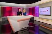 SÜDWESTRUNDFUNK Planet Wissen Montags bis freitags um 11:15 Uhr im SWR Fernsehen  Die SWR-Moderatoren Birgit Klaus und Dennis Wilms. © SWR/Alexander Kluge, honorarfrei - Verwendung gemäß der AGB im engen inhaltlichen, redaktionellen Zusammenhang mit genannter SWR-Sendung und bei Nennung "Bild: SWR/Alexander Kluge" (S2+). SWR-Presse/Bildkommunikation, Baden-Baden, Tel: 07221/929-26868, foto@swr.de