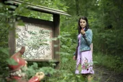 Schnitzeljagd durch den Märchenwald. Olivia (Holly Geddert) findet einen weiteren Hinweis auf ihrer rätselhaften Reise durch den Wald. Wer steckt hinter dem Versteckspiel?