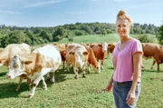 Daniela Bischoff mit Kühen auf der Weide