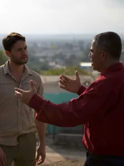 L-R: Phil treffen sich mit Miguel Angel Contreas. Augenzeuge des Paranormalen.