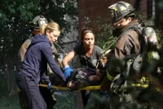 Der Brandstifter hat sein nächstes Opfer gefunden. Gabby (Monica Raymund, l.) und Leslie (Lauren German, l.) versuchen alles, um das junge Mädchen zu retten ...