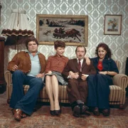Familie Tetzlaff einträchtig auf dem Sofa. vl: Schwiegersohn Michael (Klaus Dahlen), Gattin Else (Helga Feddersen), Familienoberhaupt Alfred (Heinz Schubert) und Tochter Rita (Hildegard Krekel).