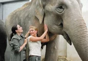 Susanne Mertens (Elisabeth Lanz, links) und Pflegerin Anett (Anna Bertheau) untersuchen das Ohr einer Elefantenkuh.