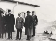 Der britische Politiker Lord Halifax besucht im November 1937 Hitler.