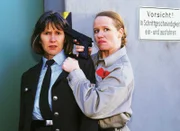 Renate (Marion Reuter) ist völlig durchgedreht, hat Jutta (Claudia Loerding) als Geisel genommen, und will fliehen. Doch die Polizei hat den Weg versperrt...