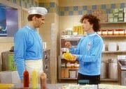 Weil Peggy mehr verdient als er, arbeitet Al (Ed O'Neill) zusätzlich in einem Schnellimbiß, wo er sich von dem Küchenchef Captain (Pauly Shore) schikanieren lassen muß.