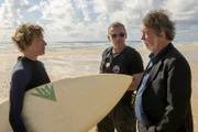 Am Strand verhört Kommissar Pierre Niémans (Olivier Marchal, r.) Raph (Julie Moulier), die Anführerin einer anarchistischen Surfergruppe. Sie ist die Schwester von Sicherheitschef Nicolas Leroy (Francis Renaud, M.).