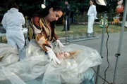 Gerichtsmedizinerin Dr. Franziska Beck (Maria Happel) stellt bei der toten Clara Ellmer (Livia Serafina) eine Schädelfraktur fest.