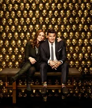 bones_05_david_emily_skull_wall_0371_pw