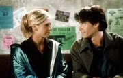 Buffy (Sarah Michelle Gellar, l.) fühlt sich zu Parker Abrams (Adam Kaufman, r.) hingezogen.