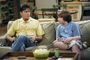 Charlie (Charlie Sheen, l.) spielt sich vor seinem Neffen Jake (Angus T. Jones, r.) mal wieder als Frauenheld auf ...