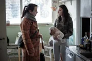 Die Kinderkrankenschwester Maria (Maria Rossing) sorgt sich, ob Jenni (Josefine Asplund, re.) mit ihrem Sohn klarkommt.