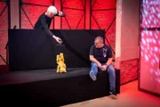 Puppenspieler Detlef Schmelz (l.) präsentiert Elton (r.) bei "1, 2 oder 3" Tricks mit den Fäden der Marionette.