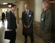 Als Richard Parsons (Colin Hanks, l.) versucht, Gibbs (Mark Harmon, r.) zu Fall zu bringen, bekommt Gibbs juristischen Beistand von Albert Jethro 'AJ' Chegwidden (John M. Jackson, M.) ...