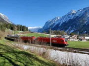 Zug fährt durch Österreich