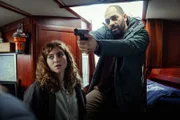 Auf einem Segelboot geraten Juliet (Charlotte De Bruyne) und Jamal (Nabil Mallat) in eine brenzlige Situation.