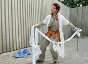 Conny (Kristin Lenhardt) unternimmt einen erneuten Fluchtversuch aus Reutlitz: Mit einem selbstgebastelten Seil will sie über die Mauer klettern...