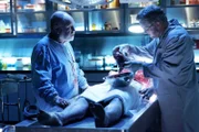 Die Autopsie der Leiche soll Dr. Robbins (Robert David Hall, l.) und Gil Grissom (William Petersen) Aufschluss über den Mörder bringen.