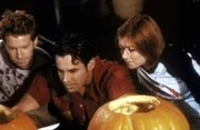 (v.l.n.r.) Oz (Seth Green), Xander (Nicholas Brendon) und Willow (Alyson Hannigan) inspizieren ihre Halloween-Kürbisse.