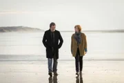 Pierre Niémans (Olivier Marchal) und Camille Delaunay (Erika Sainte) atmen am Strand erstmal durch.