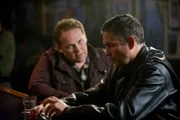 L-R: Detective Fusco (Kevin Chapman) und Reese (Jim Caviezel)