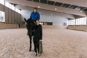 Julian sitzt zum ersten Mal in seinem Leben auf einem Pferd: seine Reitlehrerin Isabel und ihr Pferd Hi Joey sind zufrieden mit ihm.