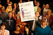 Barney (Neil Patrick Harris, M.) hat im Football-Stadion ein Schild mit seiner Telefonnummer in die Kamera gehalten und bekommt nun Anrufe ohne Ende von Frauen, die auf Partnersuche sind. Daraufhin entwickelt Barney sich zu einem Süchtigen, der nicht genug kriegen kann ...