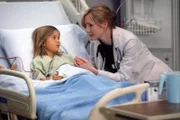 Die anerkannte Gen-Forscherin Dr. Elizabeth Lawson (Jessica Collins, r.) sorgt sich um ihre Tochter Emily (Rachel Eggleston), die an einem Gen-Defekt leidet.