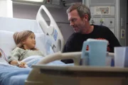 House (Hugh Laurie) in von der kleinen Patientin Emily (Rachel Eggleston) beeindruckt.