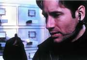 Mulder (David Duchovny) dringt in das Lombard-Forschungsinstitut ein,  um wichtige Informationen über die Strahlungsbehandlung, die bei mehreren Frauen angewandt wurde, zu erhalten.