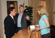 Vor Portier Max (Roland Seibert, l.) wirft Felix (Martin Gruber, M.) Rosalie (Natalie Alison, r.) aus dem "F¸rstenhof" und erteilt ihr Hausverbot.