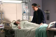 Xang (George Cheung, re.) ist ins Krankenhaus gekommen, um einen bösen Geist aus dem Körper seines Enkels Lue (Riley Lennon Nice) zu vertreiben.