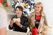 Sophie Haas (Caroline Peters, rechts) und Bärbel Schmied (Meike Droste, links) stärken sich am Imbisswagen mit einer Currywurst.
