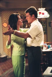 Lois (Jane Kaczmarek) zeigt Hal (Bryan Cranston), was sie in der Tanzstunde gelernt hat.