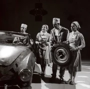 Das Auto ist Thema dieser Sendung. Eine Autoreparatur im Operationssaal spielen Stefano Manca, Ima Agustoni, Umberto Troni und Silvia Luzzi (von links).