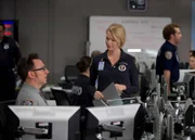 Als die Maschine als nächste Nummer die von Telefonistin Sandra Nicholson (Melissa Sagemiller) aussucht und zunächst keine Bedrohung ersichtlich ist, geht Finch (Michael Emerson ) undercover in die Notrufzentrale, in der sie arbeitet.